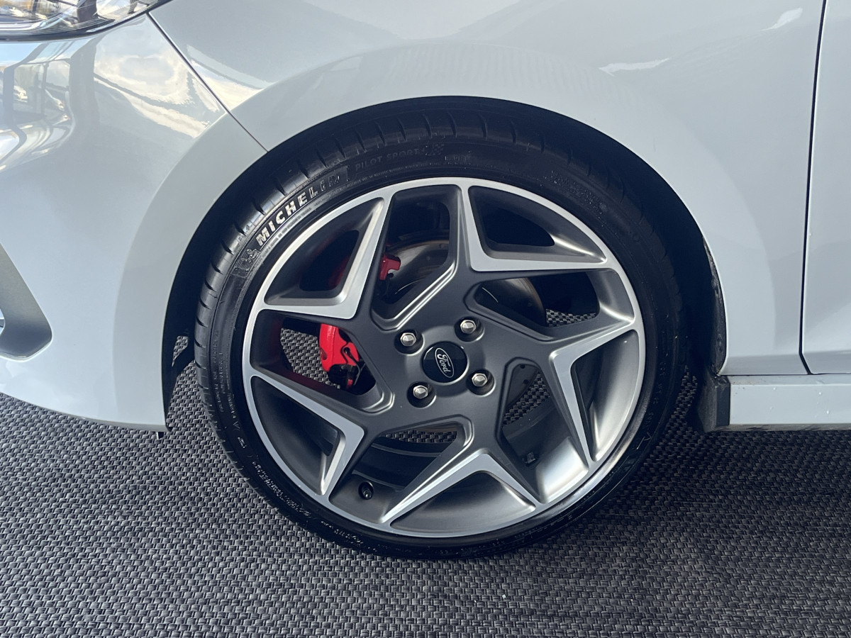 FORD FIESTA ST 1,5 200 PACK PERFORMANCE  DIFFERENTIEL LAUNCH CONTROL GPS  KEYLESS APPLE CARPLAY FULL LED BLUETOOTH HIFI B&O REGULATEUR LIMITEUR PARK PILOT PACK HIVER JANTES 18