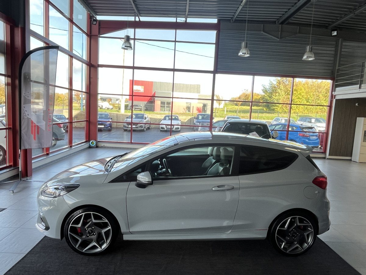 FORD FIESTA ST 1,5 200 PACK PERFORMANCE  DIFFERENTIEL LAUNCH CONTROL GPS  KEYLESS APPLE CARPLAY FULL LED BLUETOOTH HIFI B&O REGULATEUR LIMITEUR PARK PILOT PACK HIVER JANTES 18