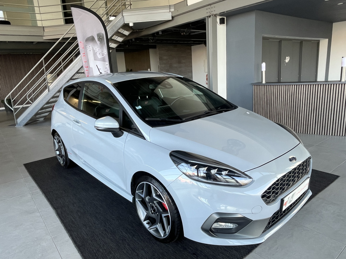 FORD FIESTA ST 1,5 200 PACK PERFORMANCE  DIFFERENTIEL LAUNCH CONTROL GPS  KEYLESS APPLE CARPLAY FULL LED BLUETOOTH HIFI B&O REGULATEUR LIMITEUR PARK PILOT PACK HIVER JANTES 18
