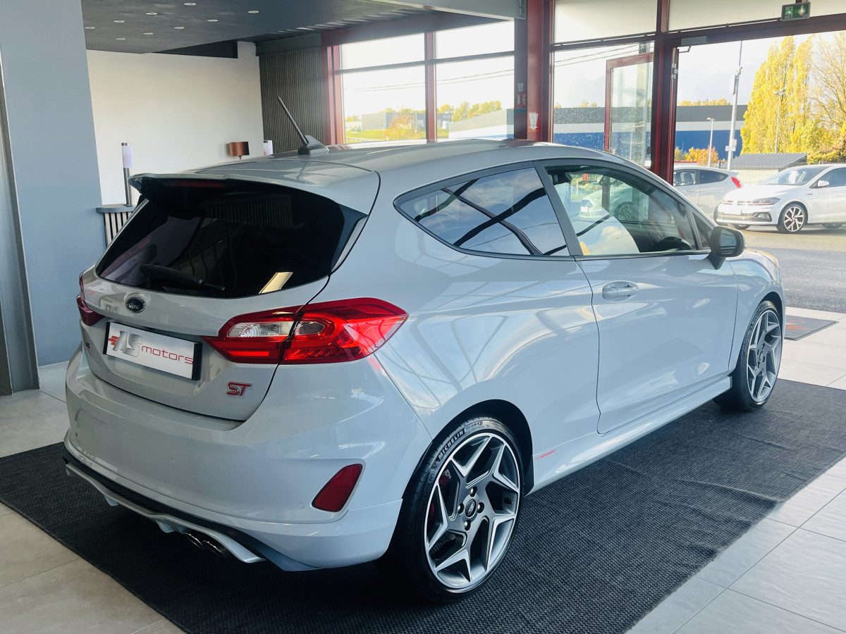 FORD FIESTA ST 1,5 200 PACK PERFORMANCE  DIFFERENTIEL LAUNCH CONTROL GPS  KEYLESS APPLE CARPLAY FULL LED BLUETOOTH HIFI B&O REGULATEUR LIMITEUR PARK PILOT PACK HIVER JANTES 18