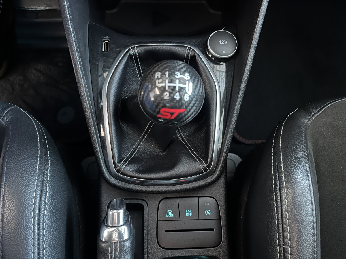 FORD FIESTA ST 1,5 200 PACK PERFORMANCE  DIFFERENTIEL LAUNCH CONTROL GPS  KEYLESS APPLE CARPLAY FULL LED BLUETOOTH HIFI B&O REGULATEUR LIMITEUR PARK PILOT PACK HIVER JANTES 18