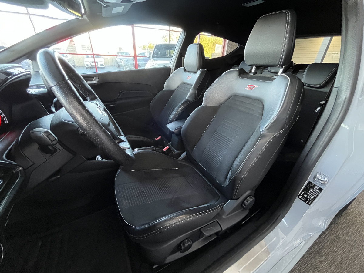 FORD FIESTA ST 1,5 200 PACK PERFORMANCE  DIFFERENTIEL LAUNCH CONTROL GPS  KEYLESS APPLE CARPLAY FULL LED BLUETOOTH HIFI B&O REGULATEUR LIMITEUR PARK PILOT PACK HIVER JANTES 18