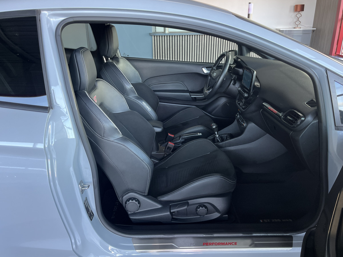 FORD FIESTA ST 1,5 200 PACK PERFORMANCE  DIFFERENTIEL LAUNCH CONTROL GPS  KEYLESS APPLE CARPLAY FULL LED BLUETOOTH HIFI B&O REGULATEUR LIMITEUR PARK PILOT PACK HIVER JANTES 18