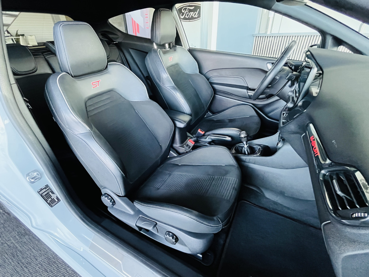 FORD FIESTA ST 1,5 200 PACK PERFORMANCE  DIFFERENTIEL LAUNCH CONTROL GPS  KEYLESS APPLE CARPLAY FULL LED BLUETOOTH HIFI B&O REGULATEUR LIMITEUR PARK PILOT PACK HIVER JANTES 18