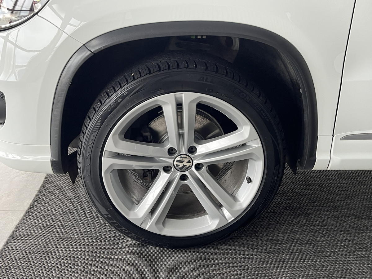 VOLKSWAGEN TIGUAN 1,4 TSI 125 TYPE R-LINE GPS REGULATEUR PARK PILOT FEUX HALOGENE JANTES 19 EXCELLENT ETAT