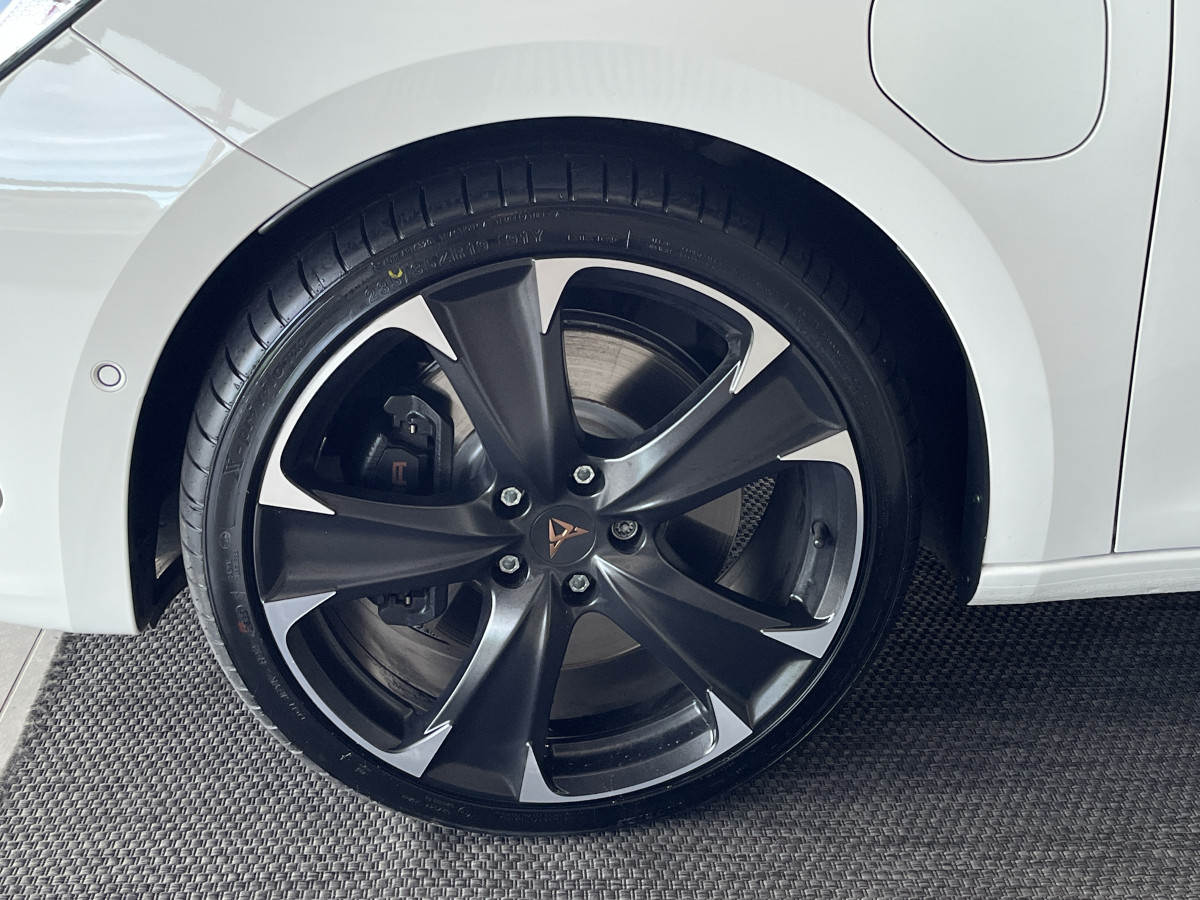 CUPRA LEON 1,4 E-HYBRID 245 DSG6 GPS CAMERA  KEYLESS FULL LED VIRTUAL COCKPIT PARK PILOT DRIVE PROFILE REGULATEUR LIMITEUR EXCELLENT ETAT