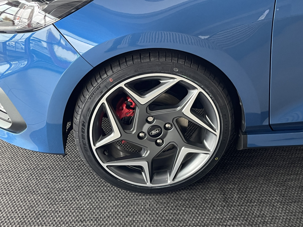 FORD FIESTA ST 1,5 200 PACK PERFORMANCE DIFFERENTIEL LAUNCH CONTROL GPS CAMERA  APPLE CARPLAY FEUX HALOGENE  BLUETOOTH REGULATEUR LIMITEUR JANTES 18 EXCELLENT ETAT