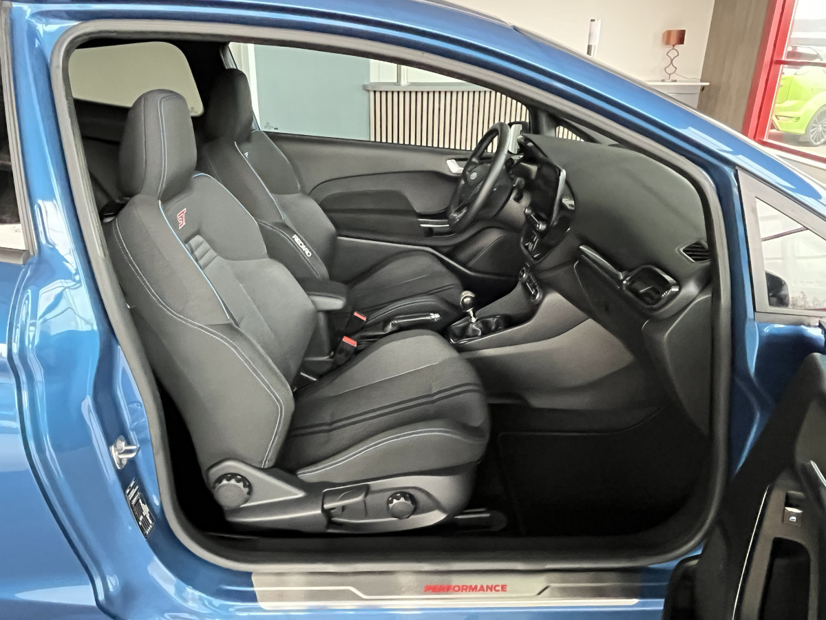 FORD FIESTA ST 1,5 200 PACK PERFORMANCE DIFFERENTIEL LAUNCH CONTROL GPS CAMERA  APPLE CARPLAY FEUX HALOGENE  BLUETOOTH REGULATEUR LIMITEUR JANTES 18 EXCELLENT ETAT
