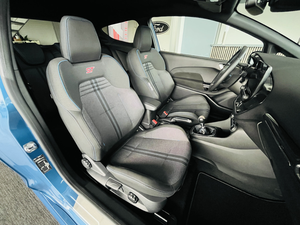 FORD FIESTA ST 1,5 200 PACK PERFORMANCE DIFFERENTIEL LAUNCH CONTROL GPS CAMERA  APPLE CARPLAY FEUX HALOGENE  BLUETOOTH REGULATEUR LIMITEUR JANTES 18 EXCELLENT ETAT