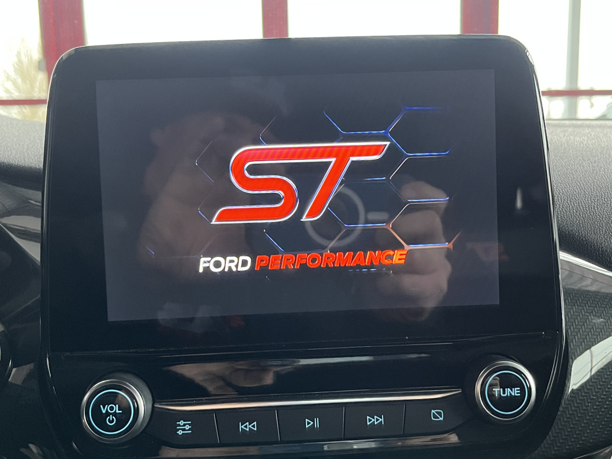 FORD FIESTA ST 1,5 200  GPS  APPLE CARPLAY KEYLESS PACK HIVER FEUX HALOGENE  BLUETOOTH HIFI B&O  REGULATEUR LIMITEUR JANTES 18  EXCELLENT ETAT