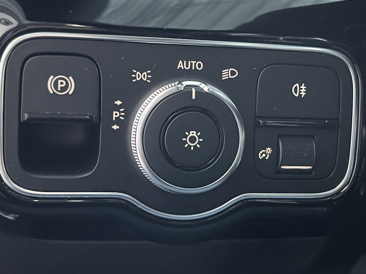 MERCEDES CLASSE A 220 2,0 190  7G-DCT  AMG LINE  TOIT PANORAMIQUE OUVRANT  APPLE CARPLAY GPS KEYLESS REGULATEUR  LIMITEUR MBUX FULL LED PACK AMG PARK PILOT JANTES 18  EXCELLENT ETAT