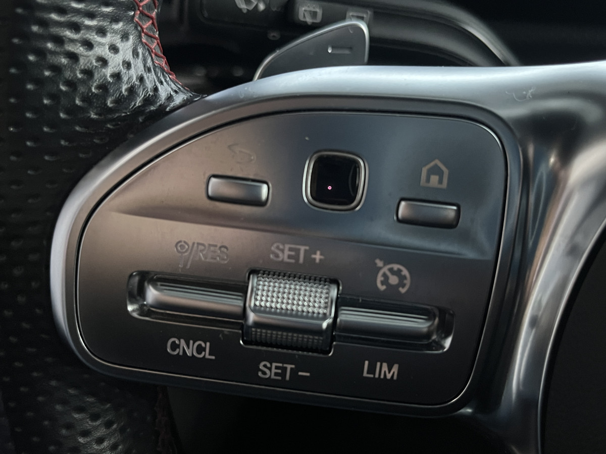 MERCEDES CLASSE A 220 2,0 190  7G-DCT  AMG LINE  TOIT PANORAMIQUE OUVRANT  APPLE CARPLAY GPS KEYLESS REGULATEUR  LIMITEUR MBUX FULL LED PACK AMG PARK PILOT JANTES 18  EXCELLENT ETAT