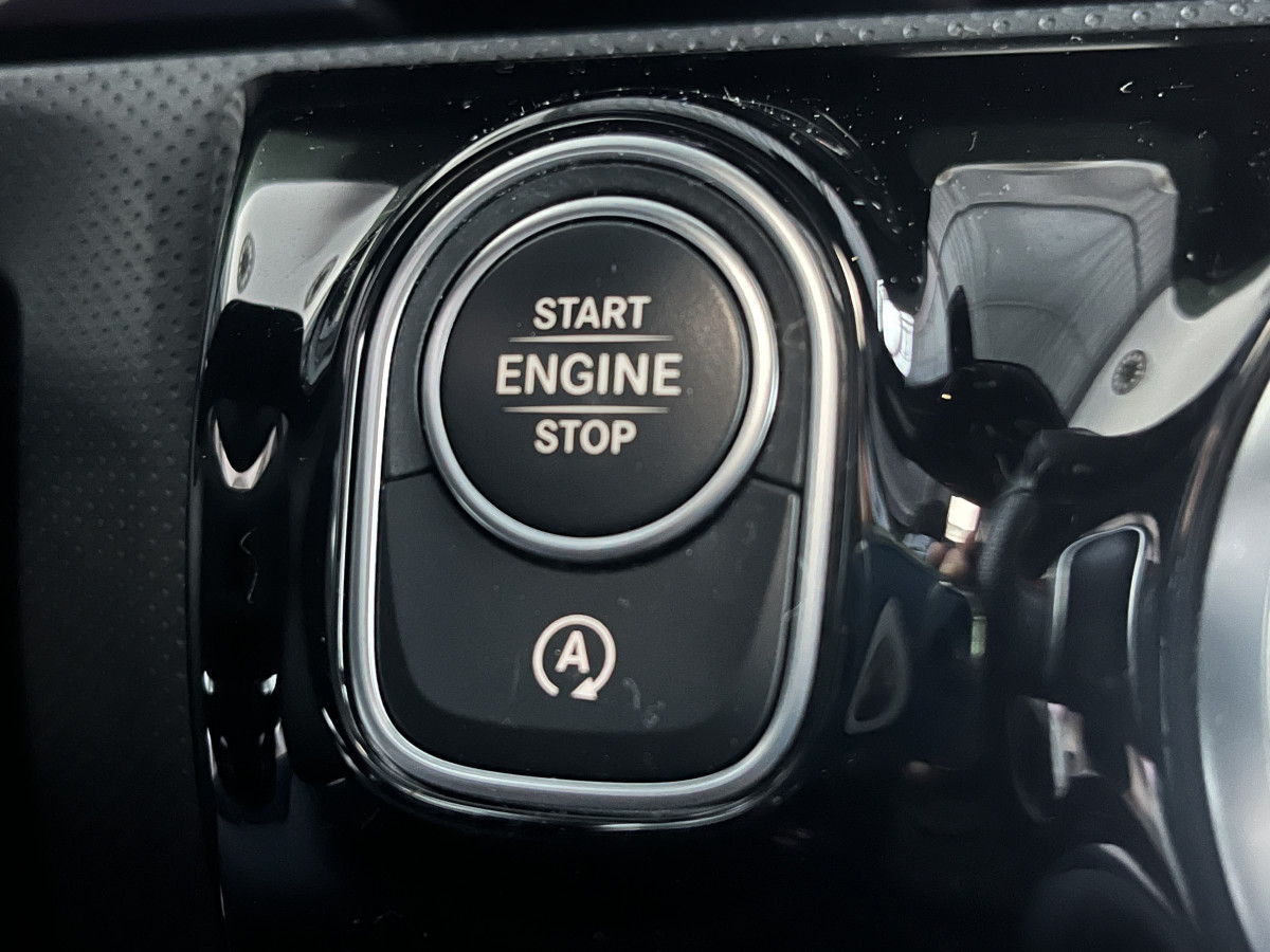 MERCEDES CLASSE A 220 2,0 190  7G-DCT  AMG LINE  TOIT PANORAMIQUE OUVRANT  APPLE CARPLAY GPS KEYLESS REGULATEUR  LIMITEUR MBUX FULL LED PACK AMG PARK PILOT JANTES 18  EXCELLENT ETAT