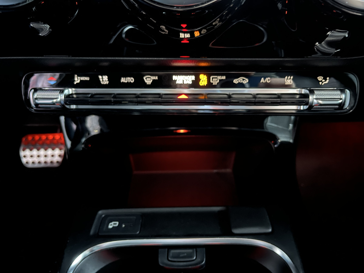 MERCEDES CLASSE A 220 2,0 190  7G-DCT  AMG LINE  TOIT PANORAMIQUE OUVRANT  APPLE CARPLAY GPS KEYLESS REGULATEUR  LIMITEUR MBUX FULL LED PACK AMG PARK PILOT JANTES 18  EXCELLENT ETAT