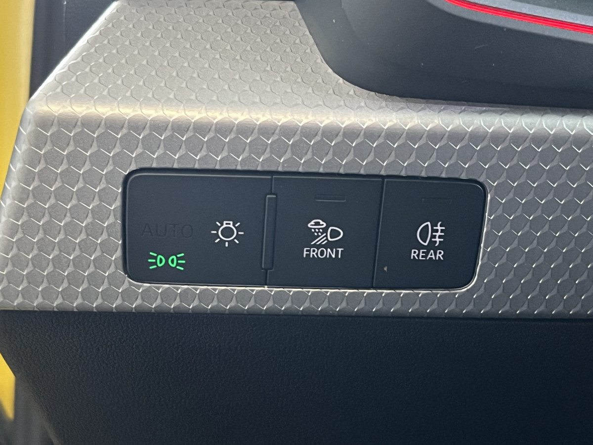 AUDI A1 SPORTBACK  40 TFSI 2,0  200  FULL S-LINE S-TRONIC 6  GPS ANDROID APPLE CARPLAY KEYLESS FULL LED REGULATEUR ADAPTATIF LIMITEUR  DRIVE SELECT DIGITAL HIFI B&O COCKPIT PARK PILOT JANTES ALU 18  EXCELLENT ETAT