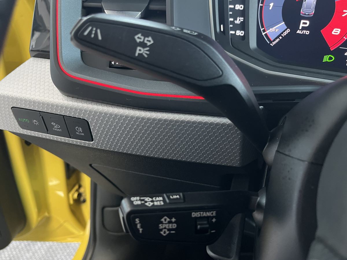 AUDI A1 SPORTBACK  40 TFSI 2,0  200  FULL S-LINE S-TRONIC 6  GPS ANDROID APPLE CARPLAY KEYLESS FULL LED REGULATEUR ADAPTATIF LIMITEUR  DRIVE SELECT DIGITAL HIFI B&O COCKPIT PARK PILOT JANTES ALU 18  EXCELLENT ETAT