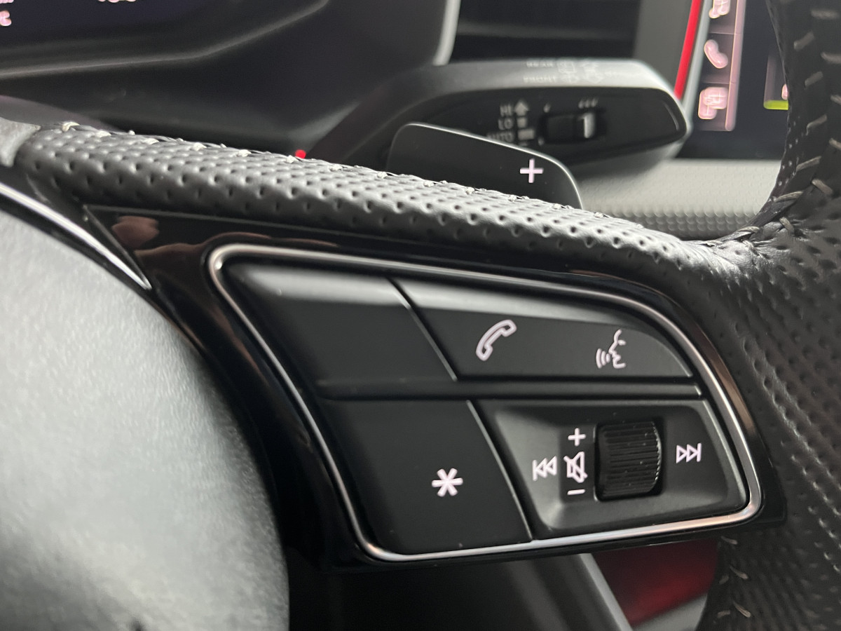 AUDI A1 SPORTBACK  40 TFSI 2,0  200  FULL S-LINE S-TRONIC 6  GPS ANDROID APPLE CARPLAY KEYLESS FULL LED REGULATEUR ADAPTATIF LIMITEUR  DRIVE SELECT DIGITAL HIFI B&O COCKPIT PARK PILOT JANTES ALU 18  EXCELLENT ETAT