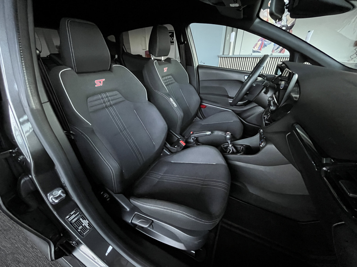 FORD FIESTA ST 1,5 200  GPS ANDROID APPLE CARPLAY FEUX HALOGENE PARK PILOT  BLUETOOTH REGULATEUR LIMITEUR EXCELLENT ETAT