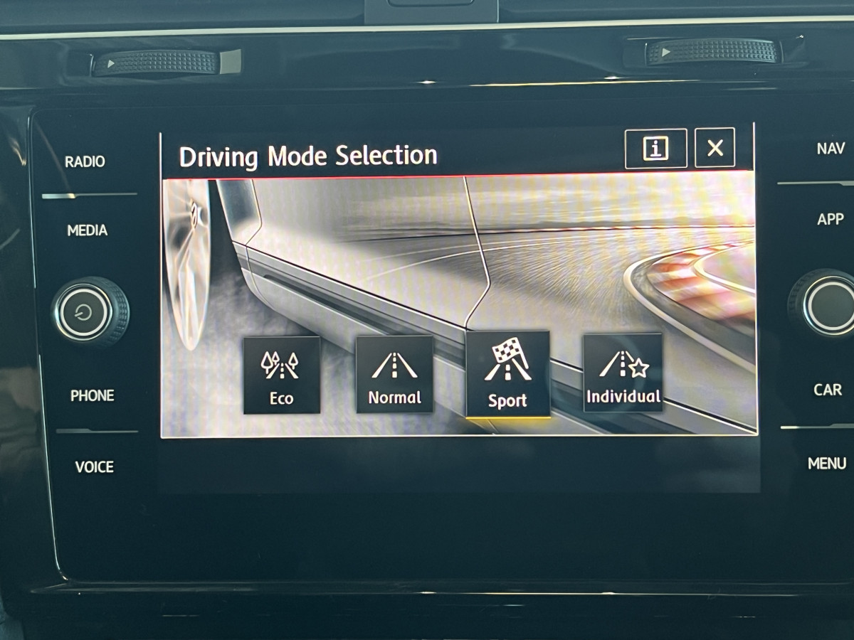 VOLKSWAGEN GOLF 7 2,0 TSI 245 PERFORMANCE  TOIT PANORAMIQUE GPS DRIVE SELECT PARK PILOT  FULL LED AUTO HOLD  JANTES 18 DIGITAL COCKPIT EXCELLENT ETAT