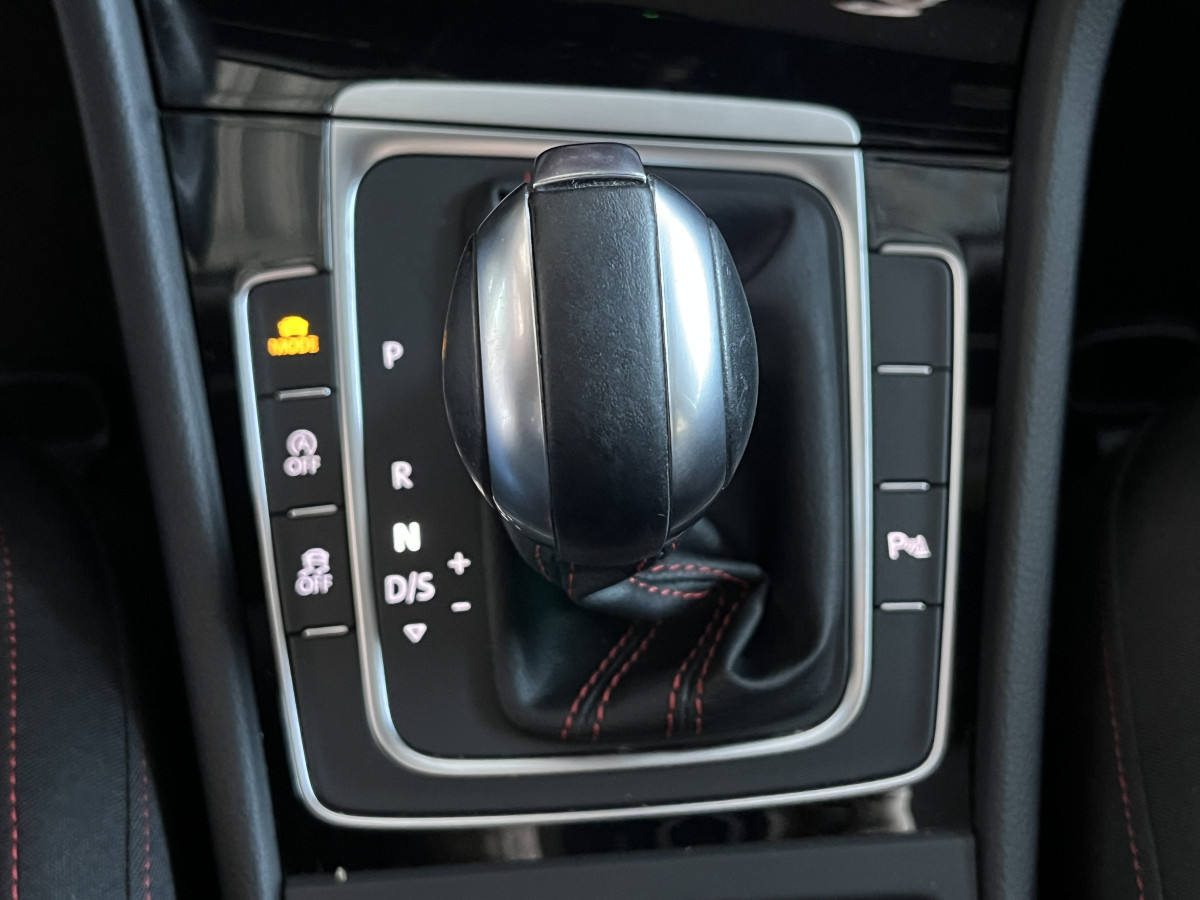 VOLKSWAGEN GOLF 7 2,0 TSI 245 PERFORMANCE  TOIT PANORAMIQUE GPS DRIVE SELECT PARK PILOT  FULL LED AUTO HOLD  JANTES 18 DIGITAL COCKPIT EXCELLENT ETAT